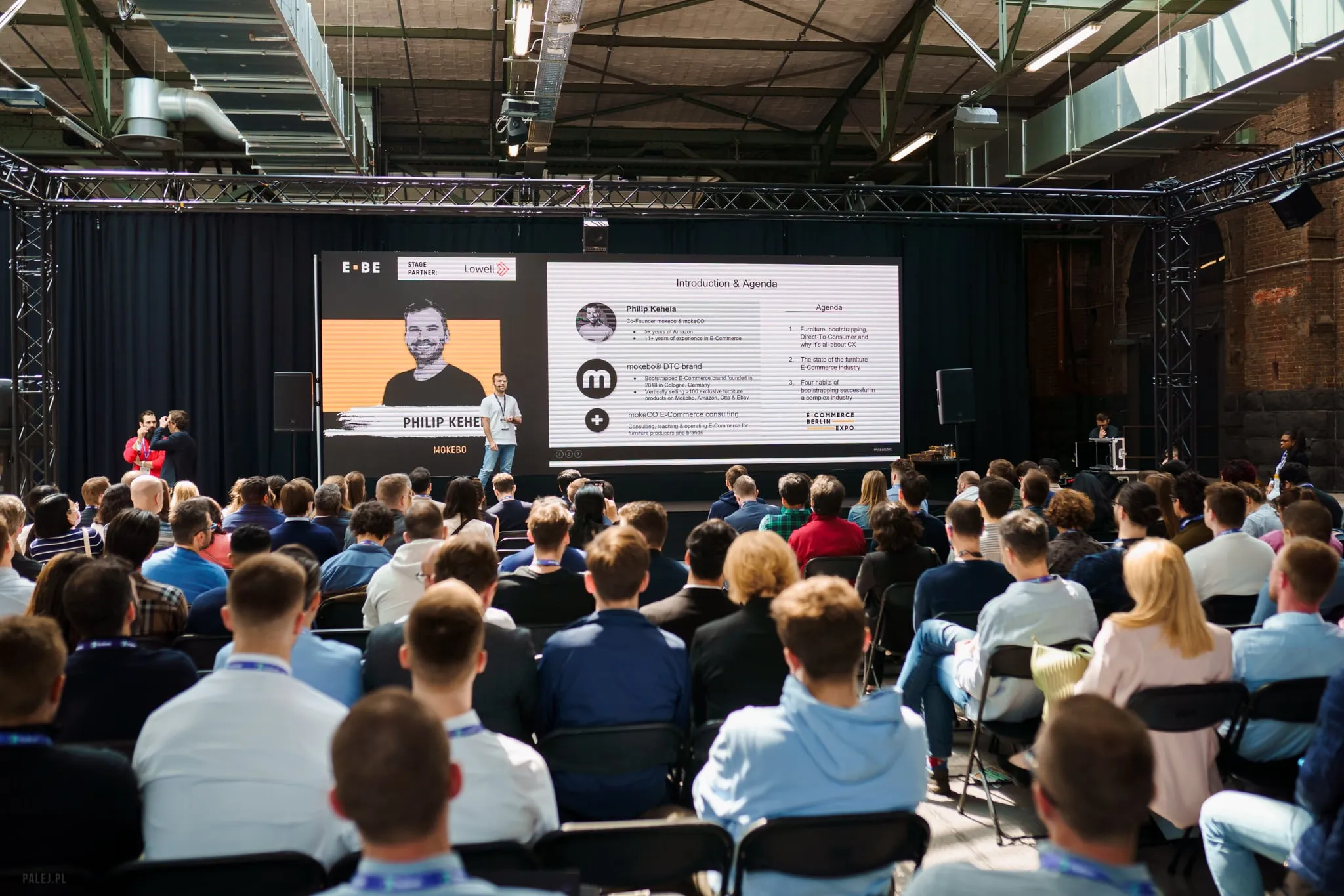 Voller Saal bei Philip Kehelas englischer Keynote auf der E-commerce Berlin Expo 2022