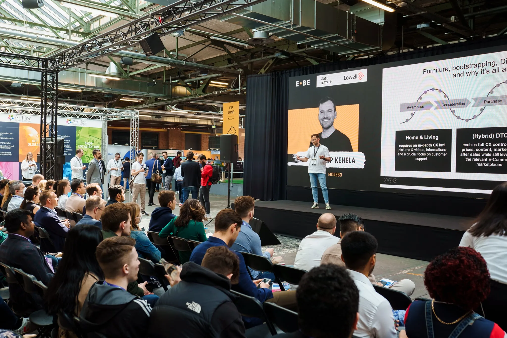 Philip Kehela auf der Bühne der E-commerce Berlin Expo 2022 vor seinen Slides