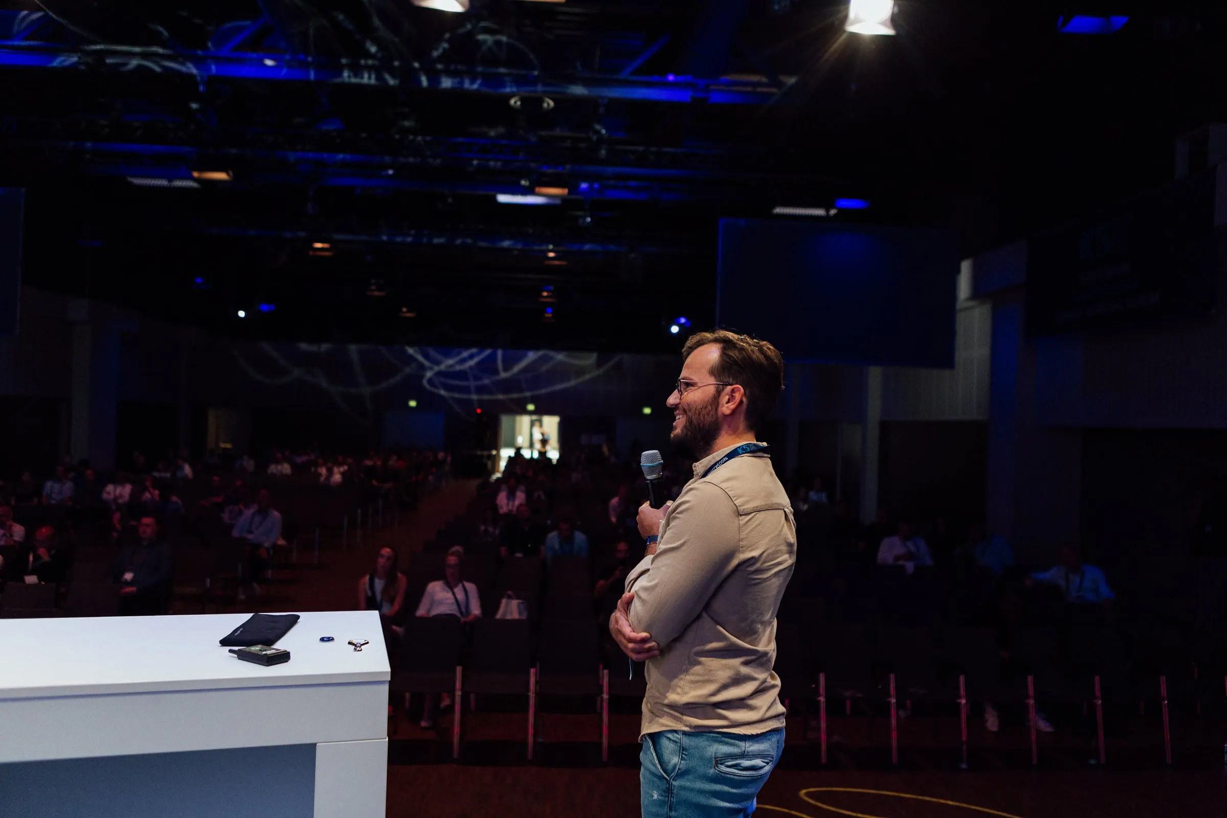 Philip Kehela spricht in die große Halle der K5 Konferenz 2022