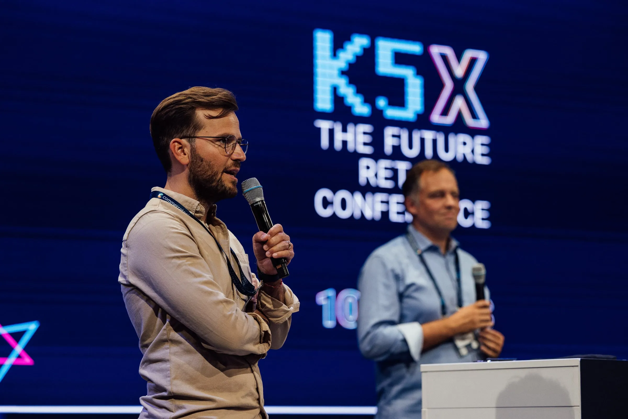 Philip Kehela auf der Bühne der K5X The Future Retail Conference 2022 in Berlin