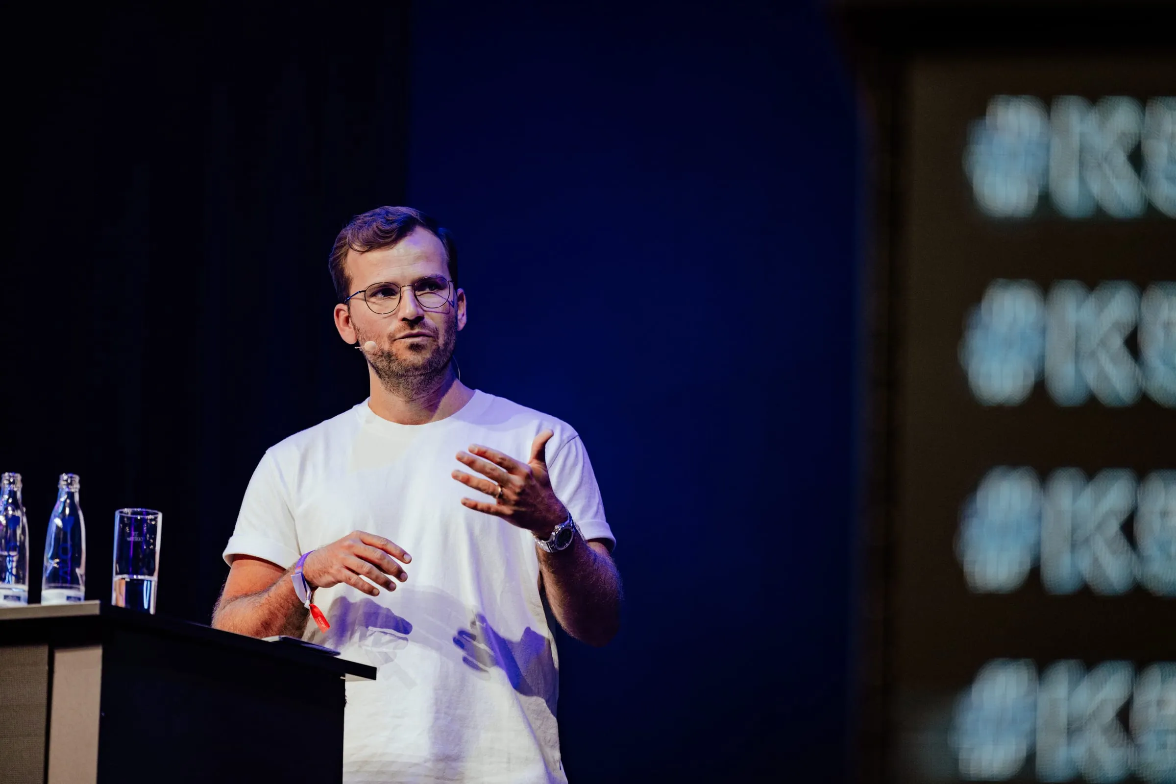Philip Kehela erklärt auf der Bühne der K5 Konferenz 2023