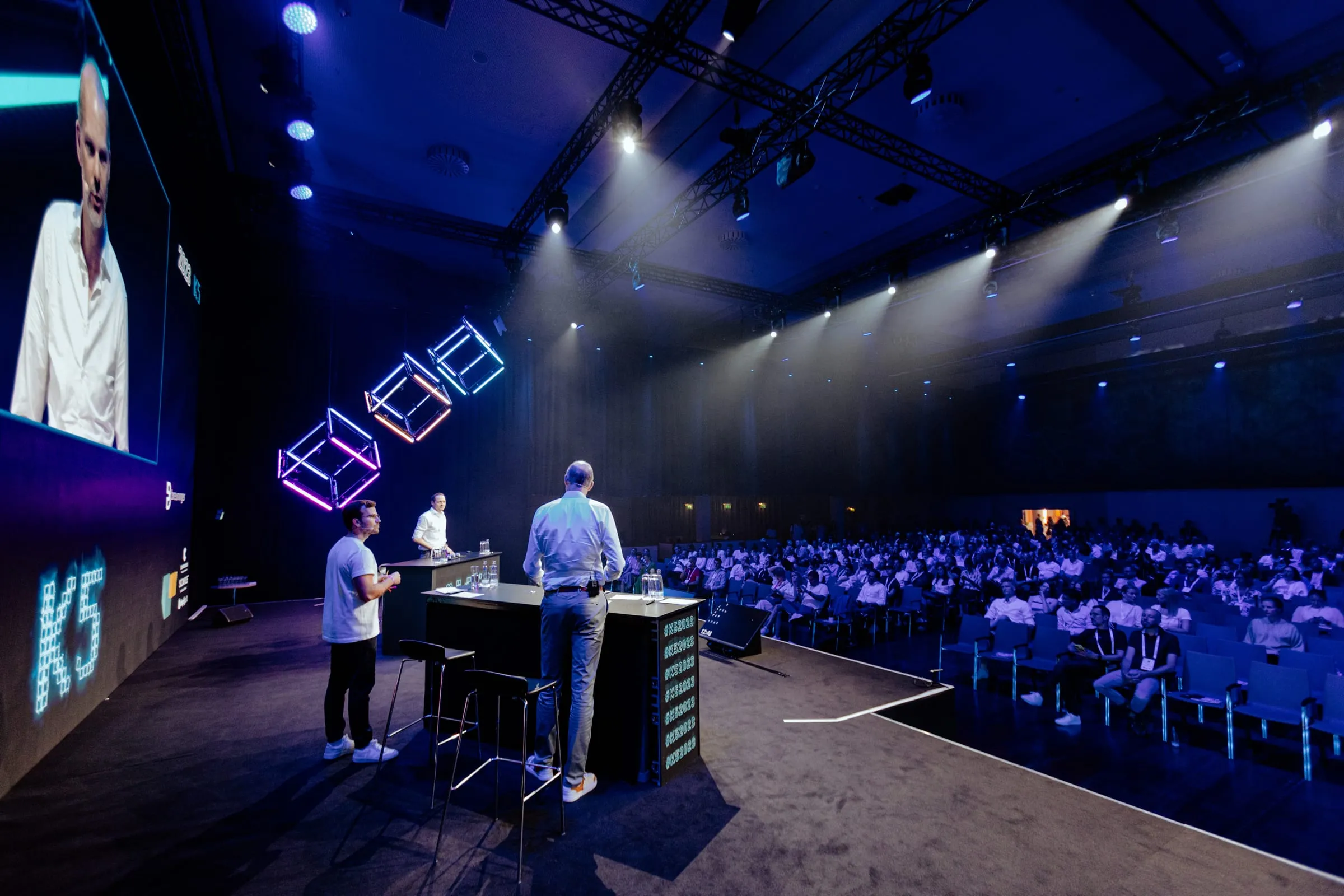 Volle Halle bei der K5 Konferenz 2023 in Berlin, Philip Kehela auf der Bühne