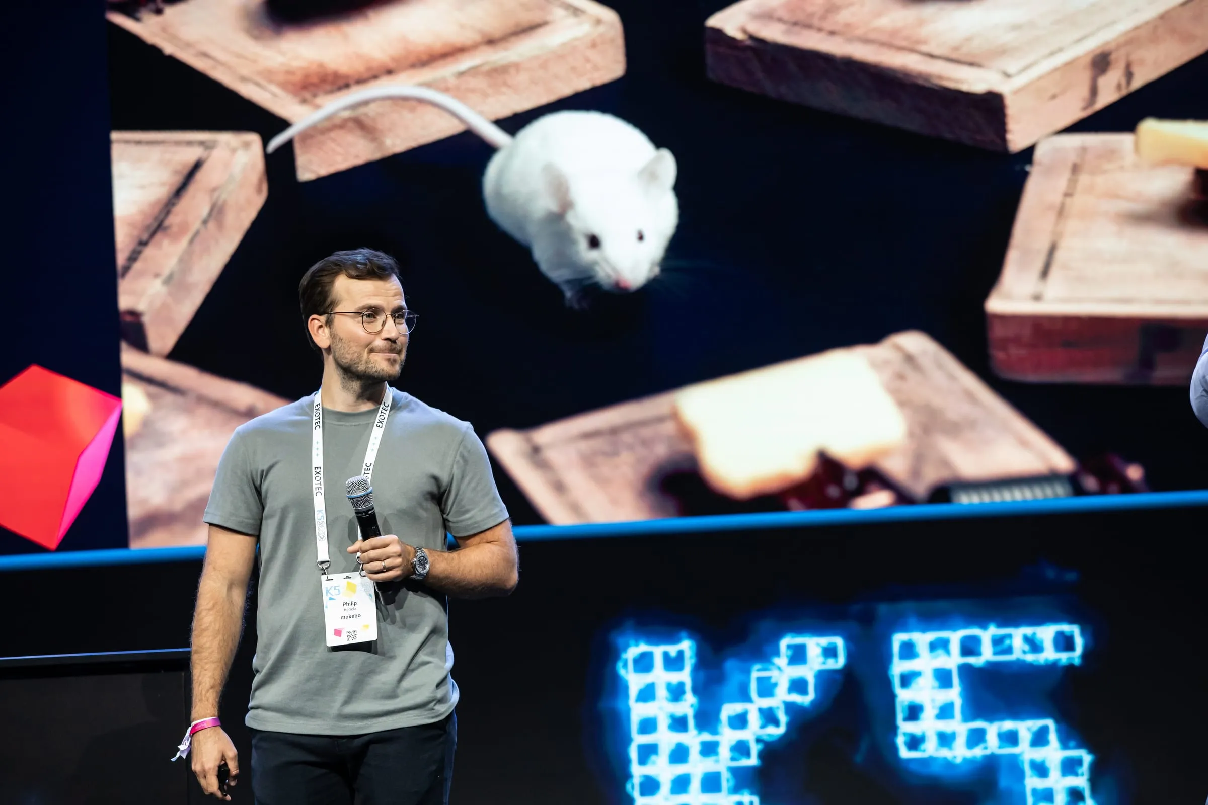 Philip Kehela vor dem K5-2023-Logo auf der Main Stage in Berlin