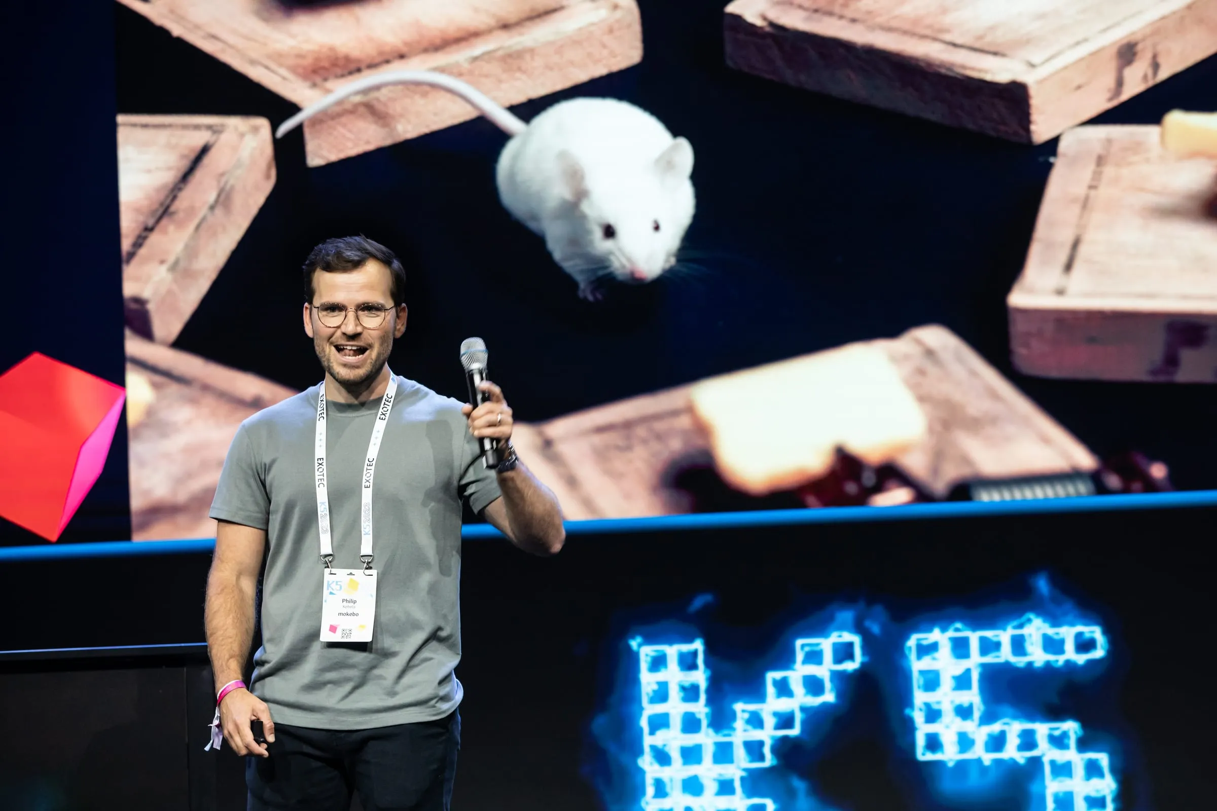 Philip Kehela mit Mikrofon auf der Main Stage der K5 Konferenz 2023