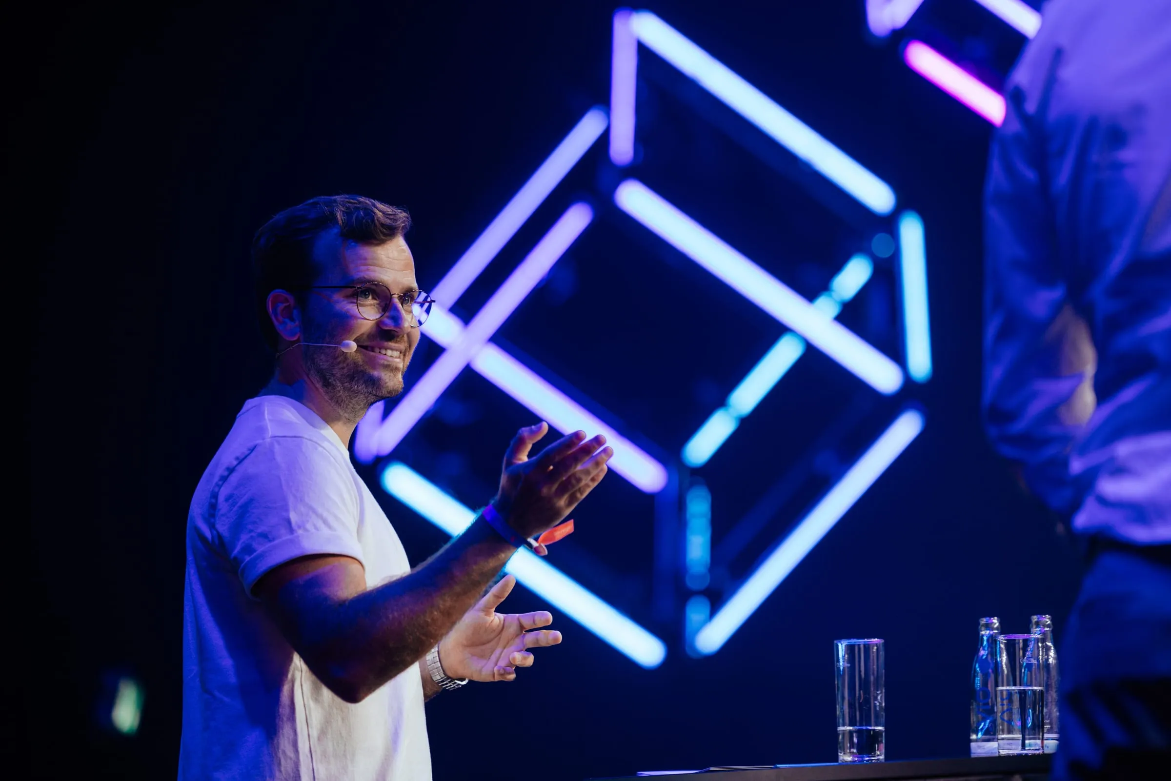 Philip Kehela vor der Neon-Installation der K5 Konferenz 2023
