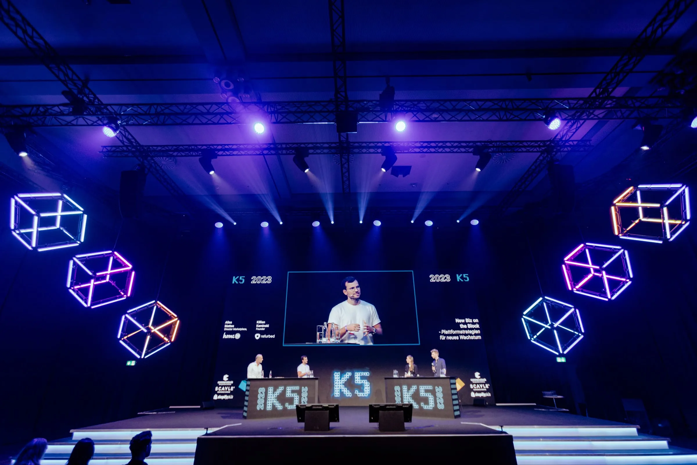 Bühne der K5 Konferenz 2023 mit Lichtinstallation