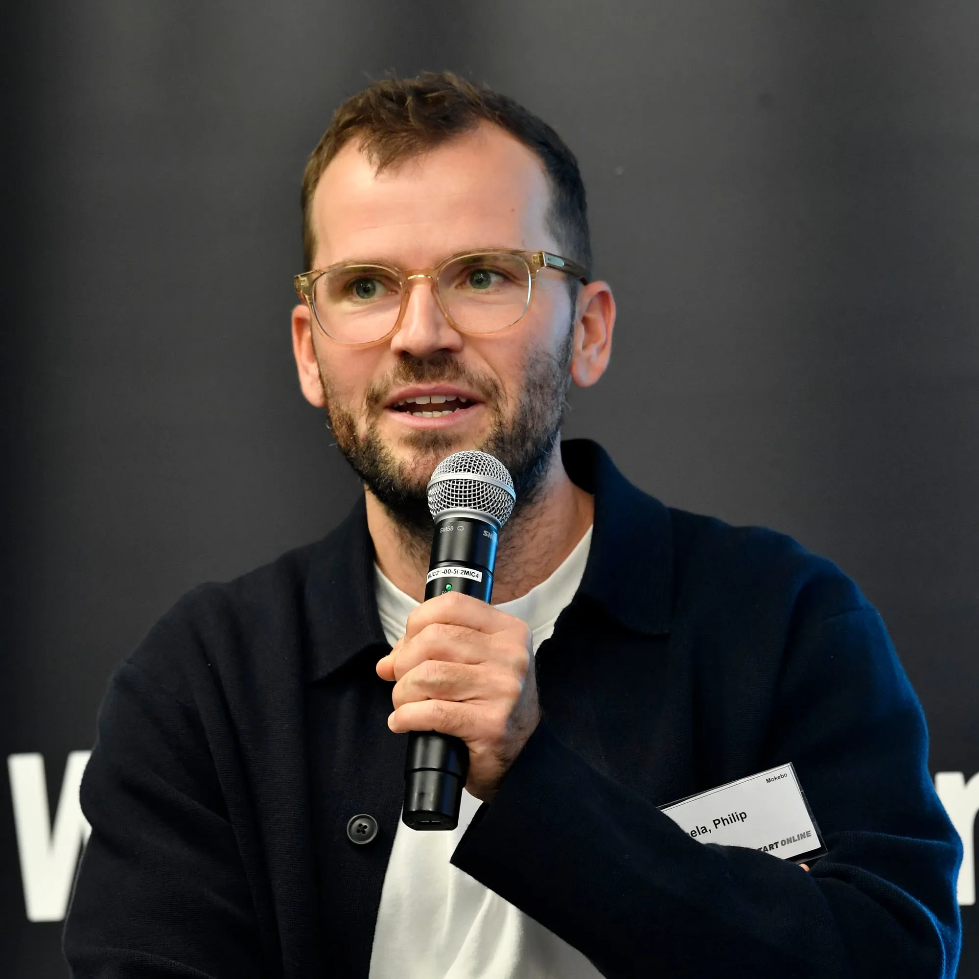 Philip Kehela spricht beim Fireside-Chat auf der Amazon KMU Connect in München