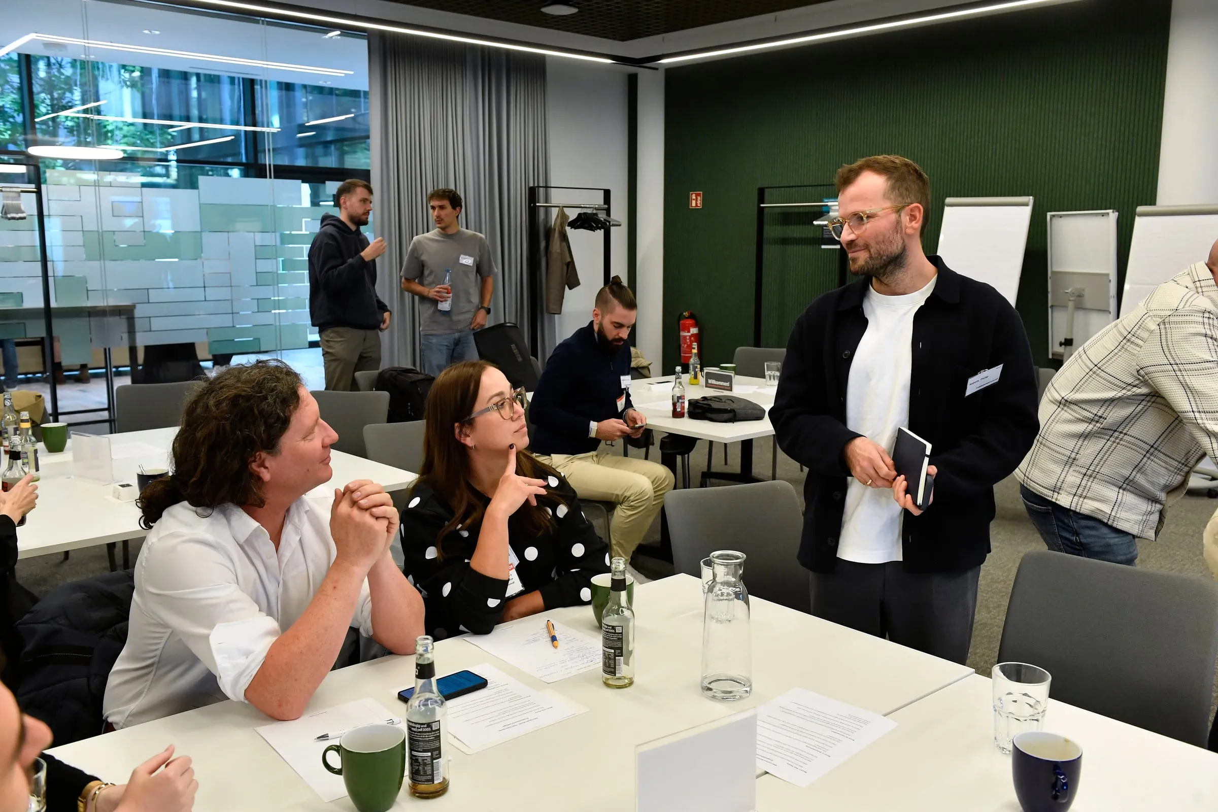 Philip Kehela im Austausch mit Teilnehmenden an einem Workshop-Tisch, Amazon KMU Connect